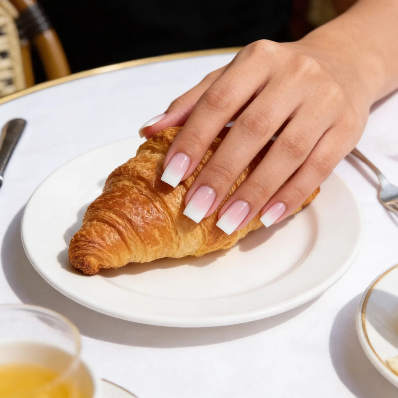 Baby Boomer press on nails carré long - vue de profil