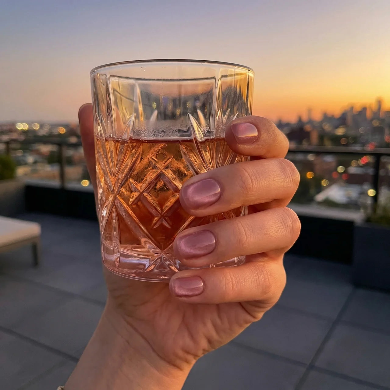 Orion ongle ovale nude et rose - détail finition chromatique