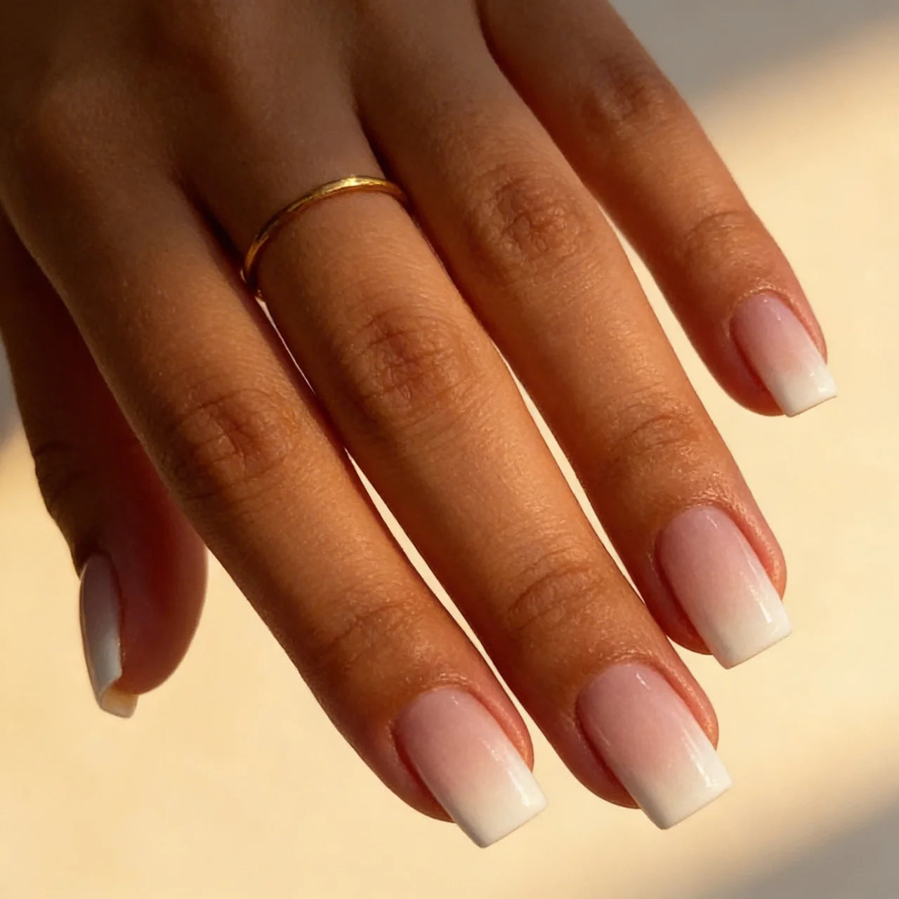 Baby Boomer faux ongles french carré portés sur main - gel souple réutilisable