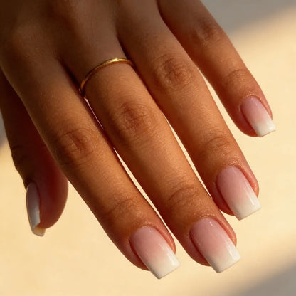 Baby Boomer faux ongles french carré portés sur main - gel souple réutilisable