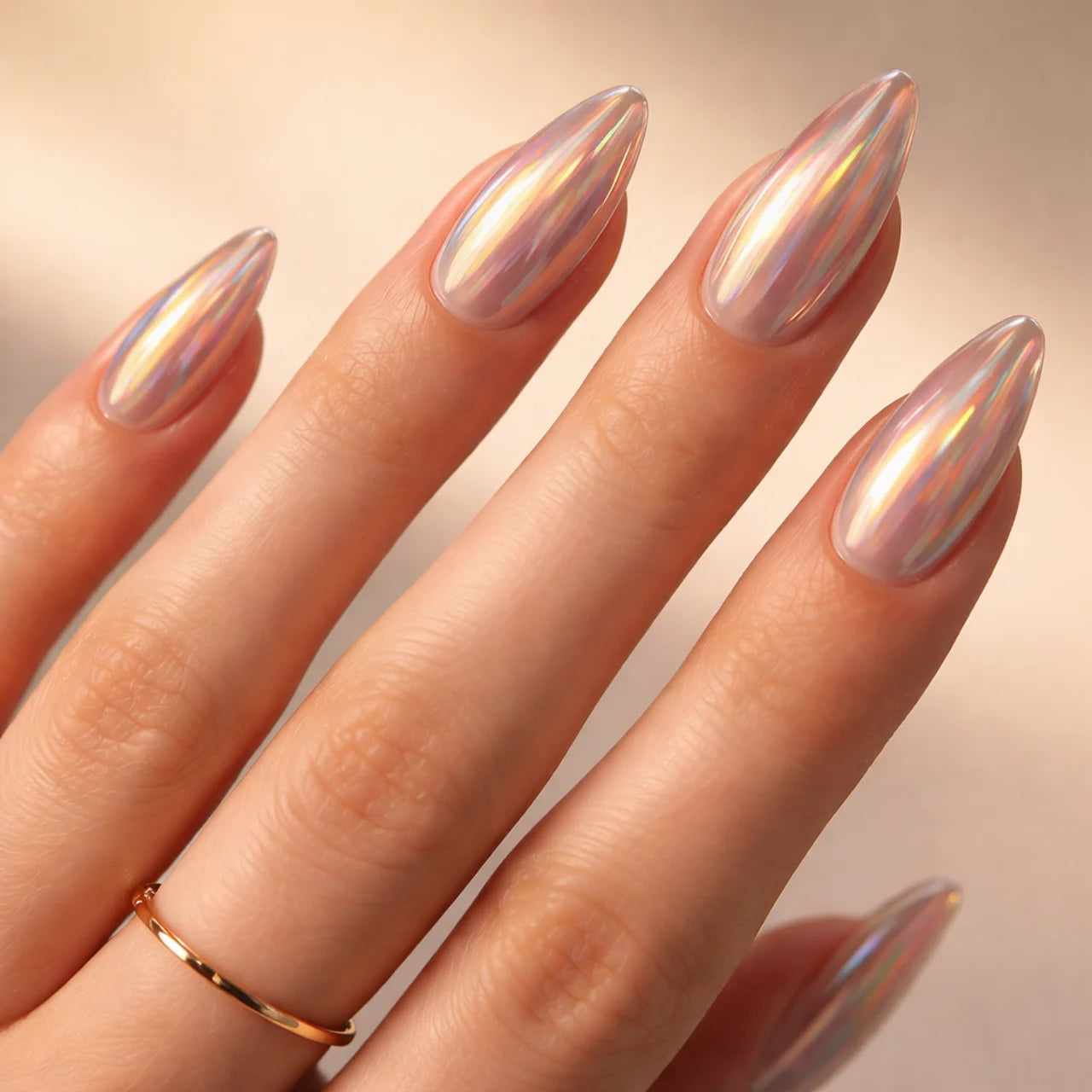 Halo faux ongles chromatique amande portés sur main - gel souple réutilisable