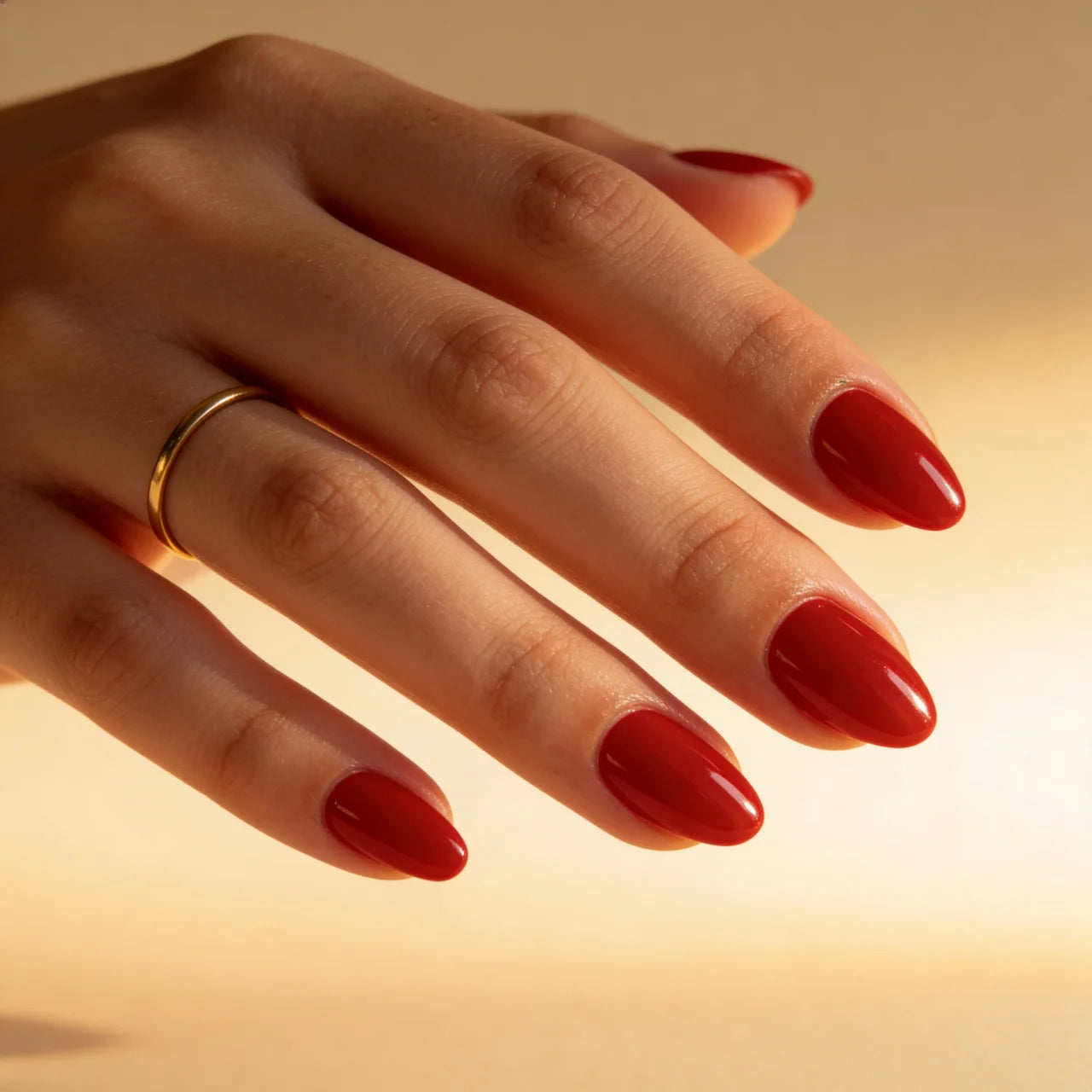 Fatal faux ongles amande portés sur main - gel souple réutilisable