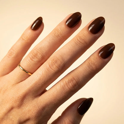 Chokola faux ongles amande portés sur main - gel souple réutilisable