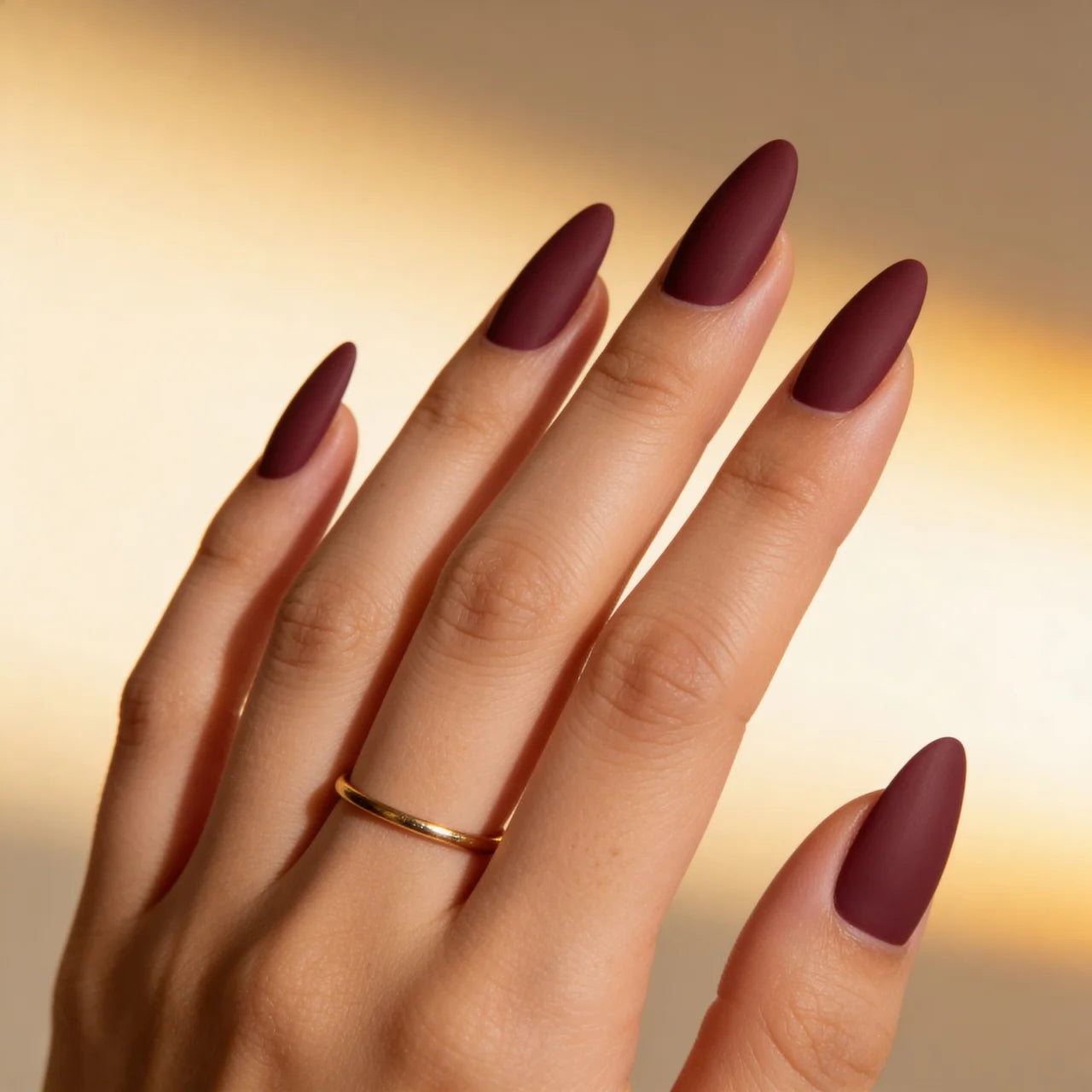 Calm faux ongles amande portés sur main - gel souple réutilisable