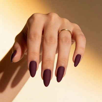 Vino faux ongles amande portés sur main - gel souple réutilisable