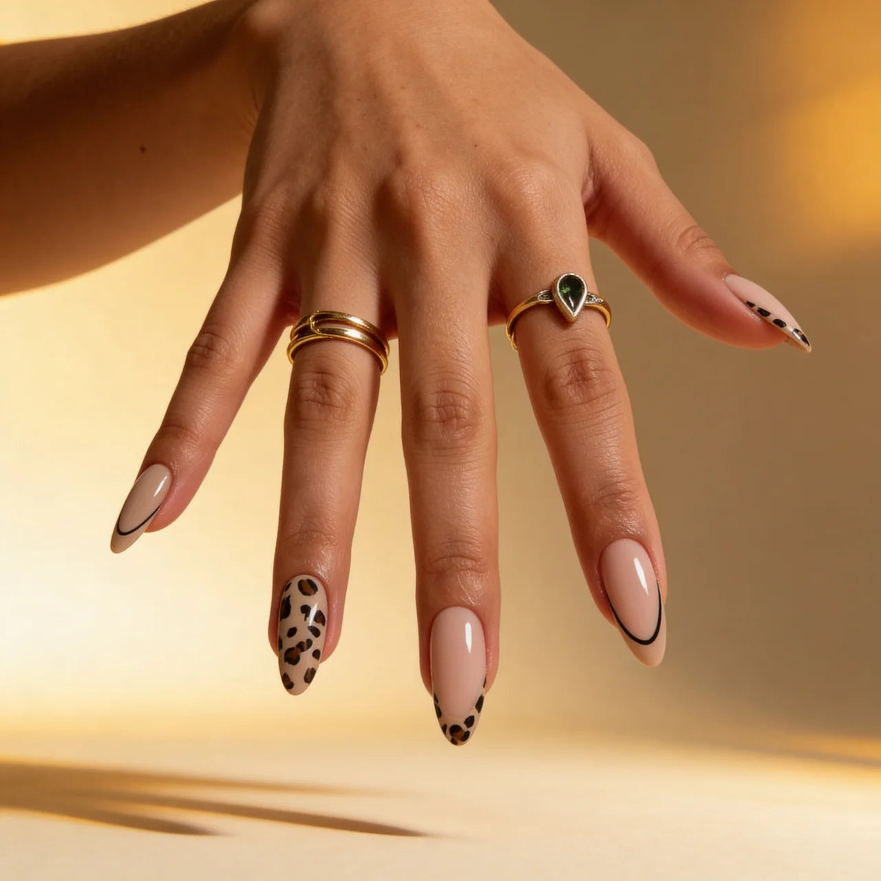 Leo faux ongles amande portés sur main - gel souple réutilisable