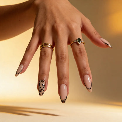 Leo faux ongles amande portés sur main - gel souple réutilisable
