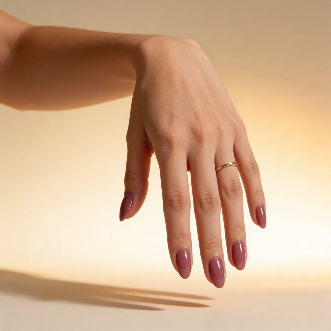 Old Pink faux ongles ovale portés sur main - gel souple réutilisable