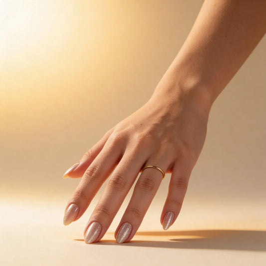 Luz - faux ongles paillettes beige et nude amande long en gel souple | Glow Nails