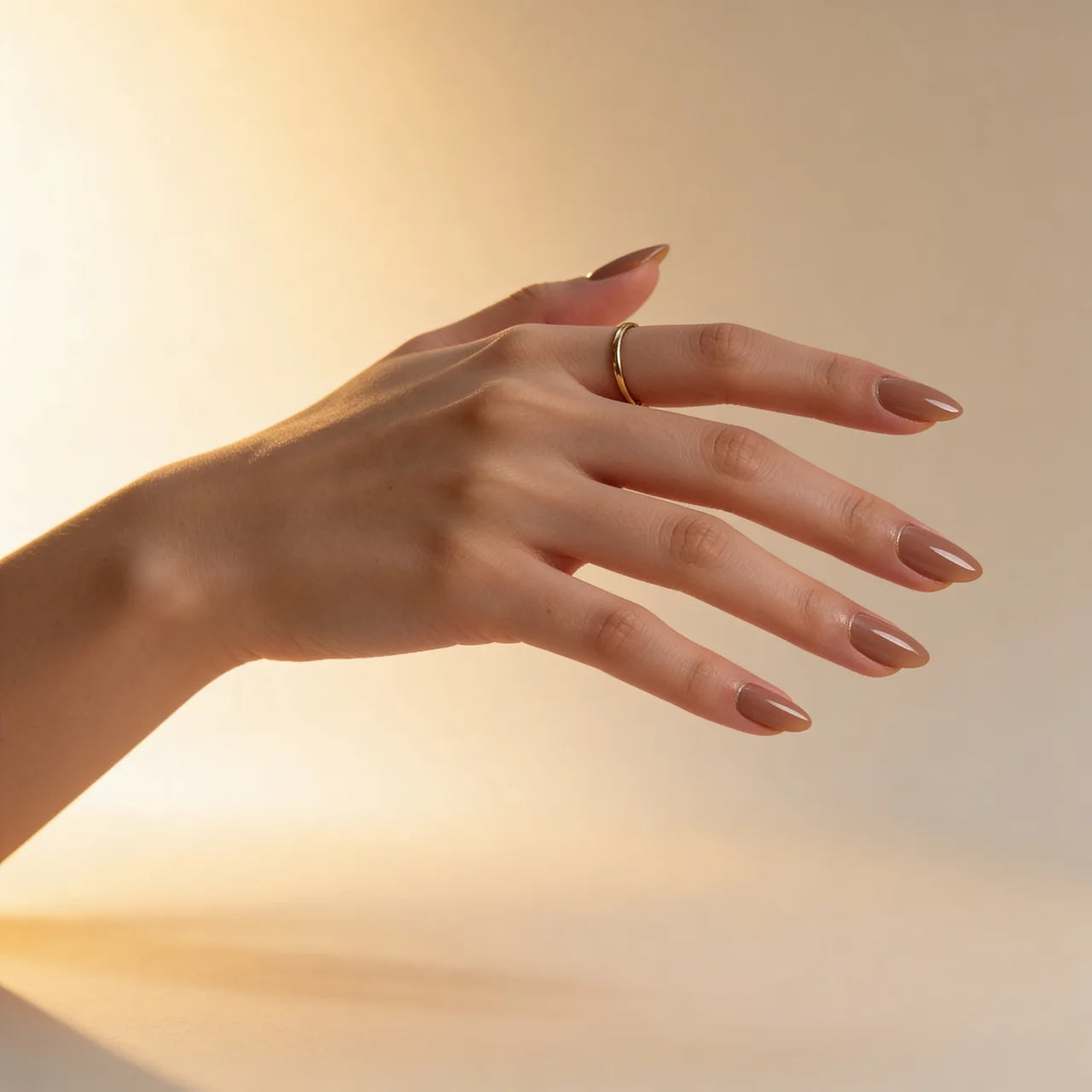 Latte - faux ongles beige et nude amande court glossy en gel souple | Glow Nails