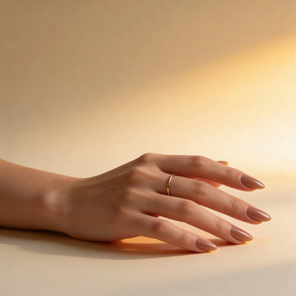 Latte faux ongles amande portés sur main - gel souple réutilisable