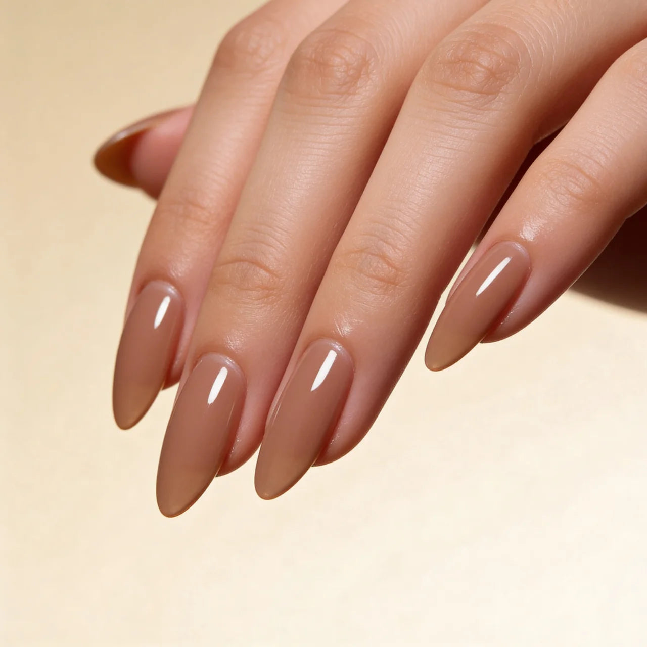Latte press on nails amande court - vue de profil