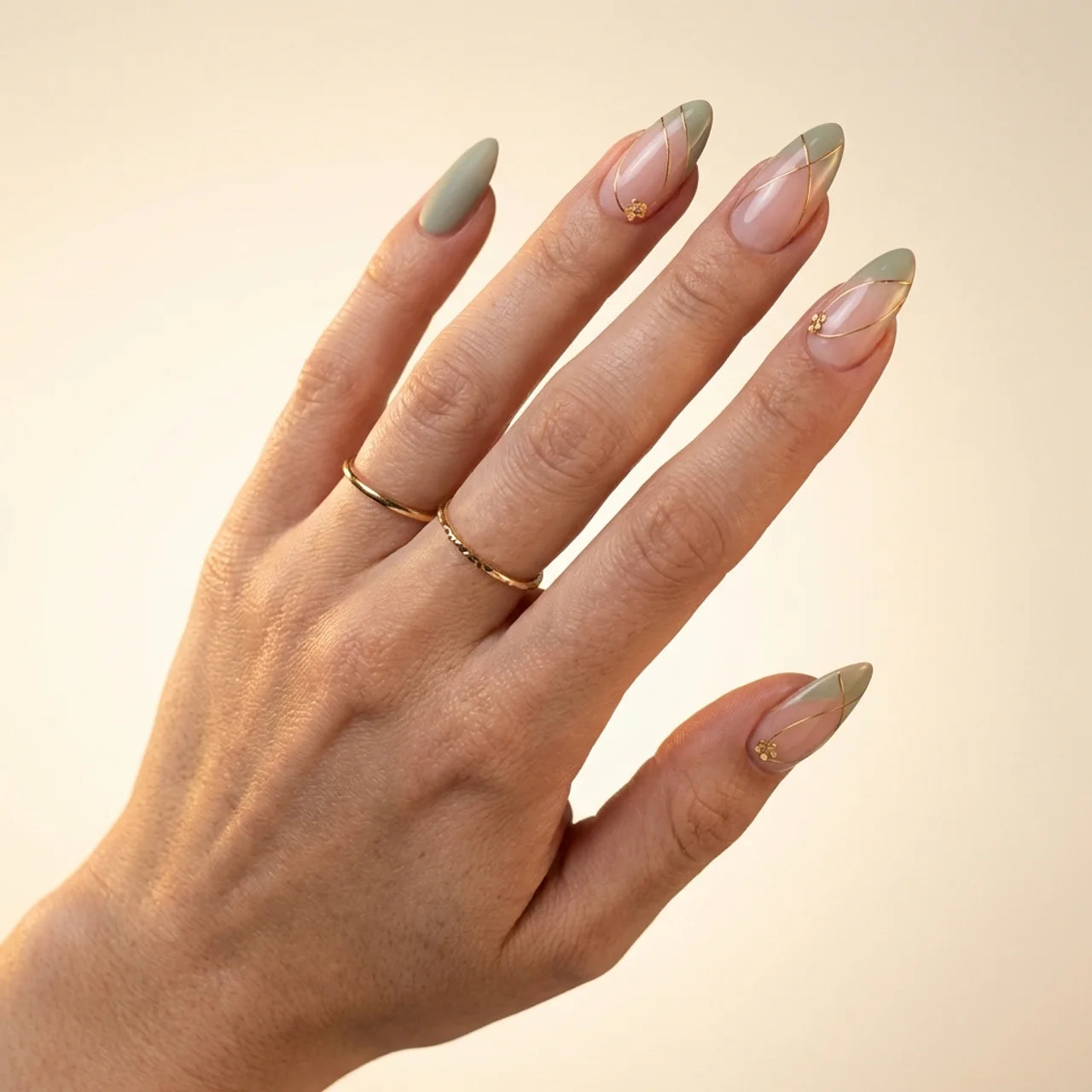 Almond faux ongles amande portés sur main - gel souple réutilisable