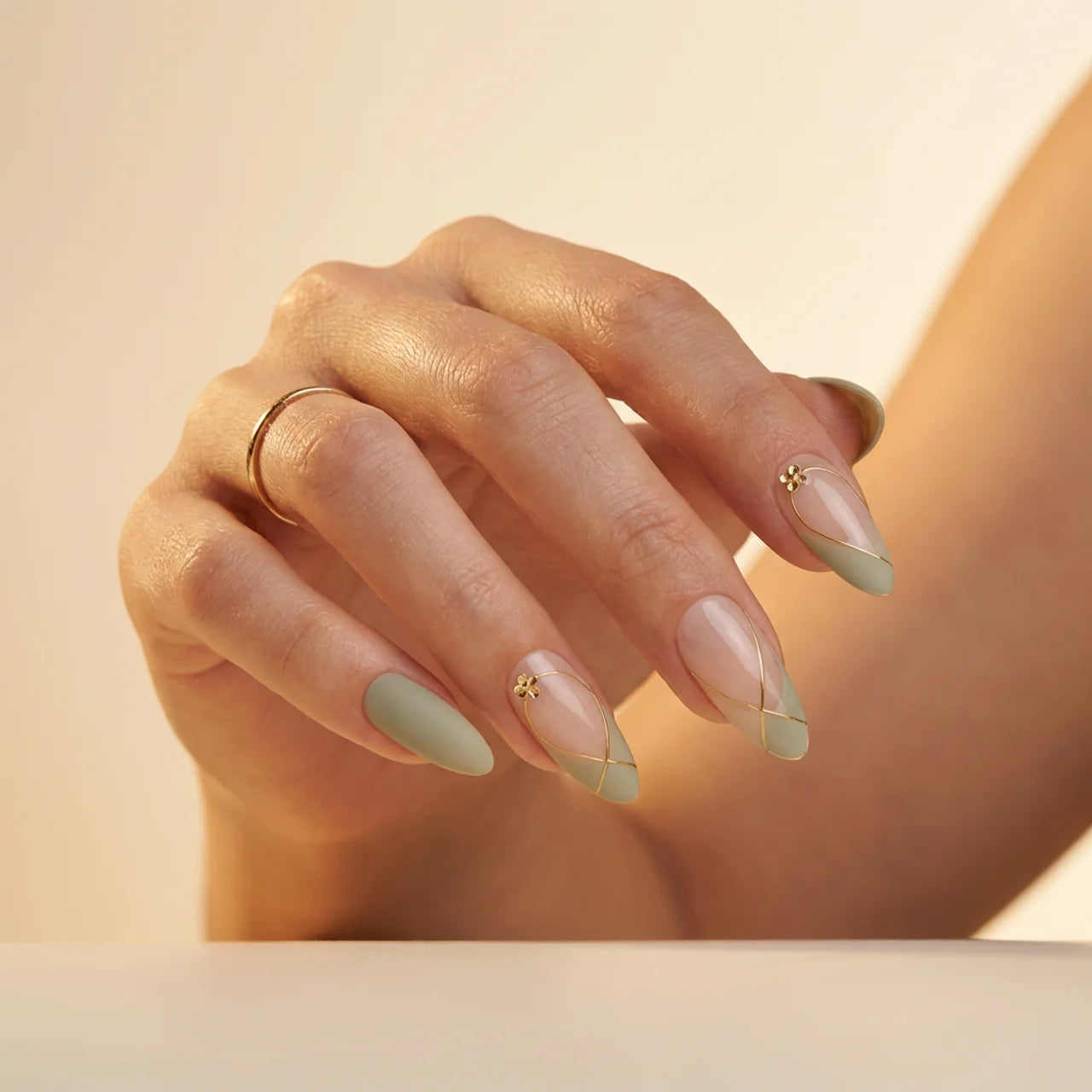 Almond press on nails amande long - vue de profil