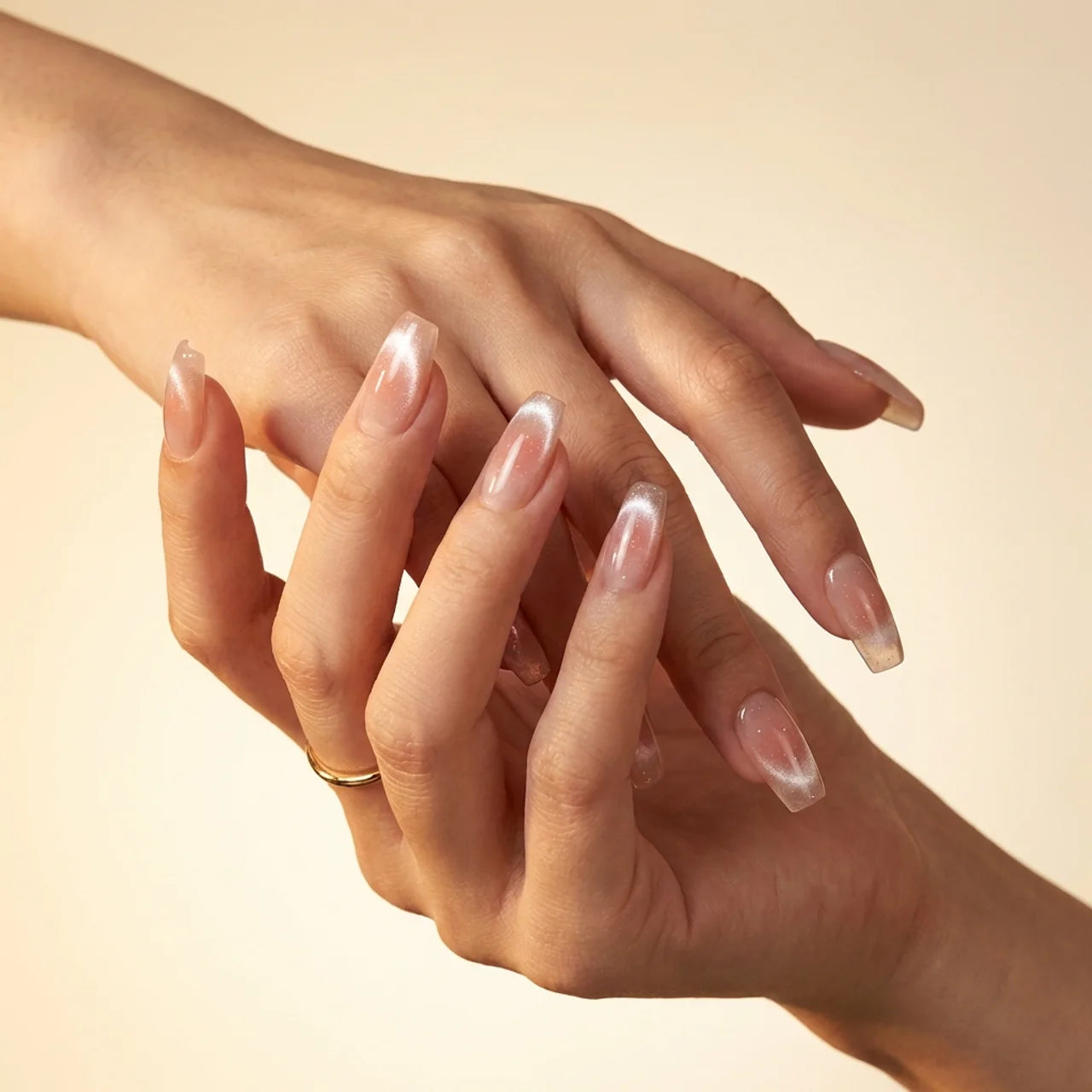 Cat - faux ongles chromatique beige et nude ballerine long en gel souple | Glow Nails