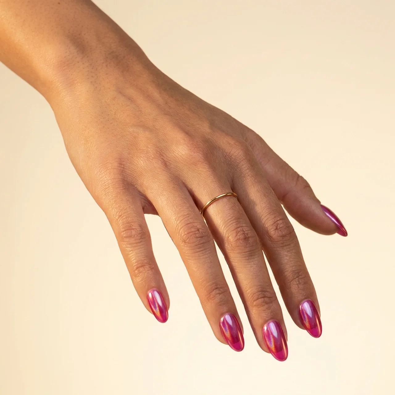 Glam faux ongles chromatique ovale portés sur main - gel souple réutilisable
