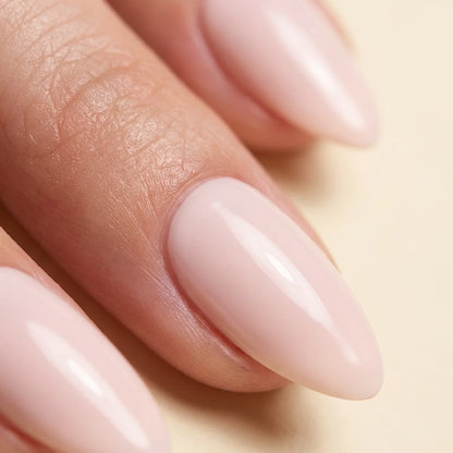 Cream faux ongles amande portés sur main - gel souple réutilisable