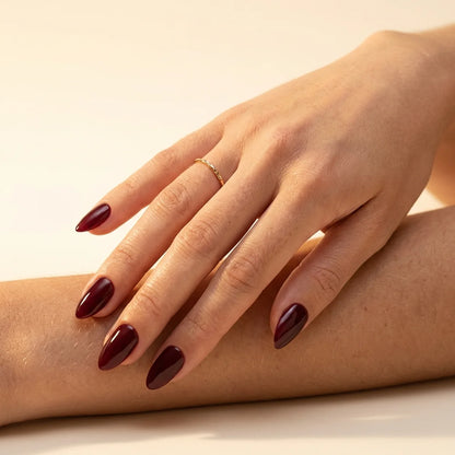 Prune faux ongles amande portés sur main - gel souple réutilisable