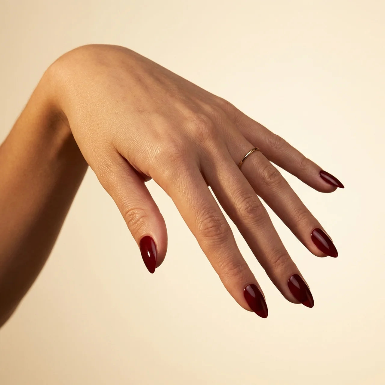 Lola faux ongles amande portés sur main - gel souple réutilisable