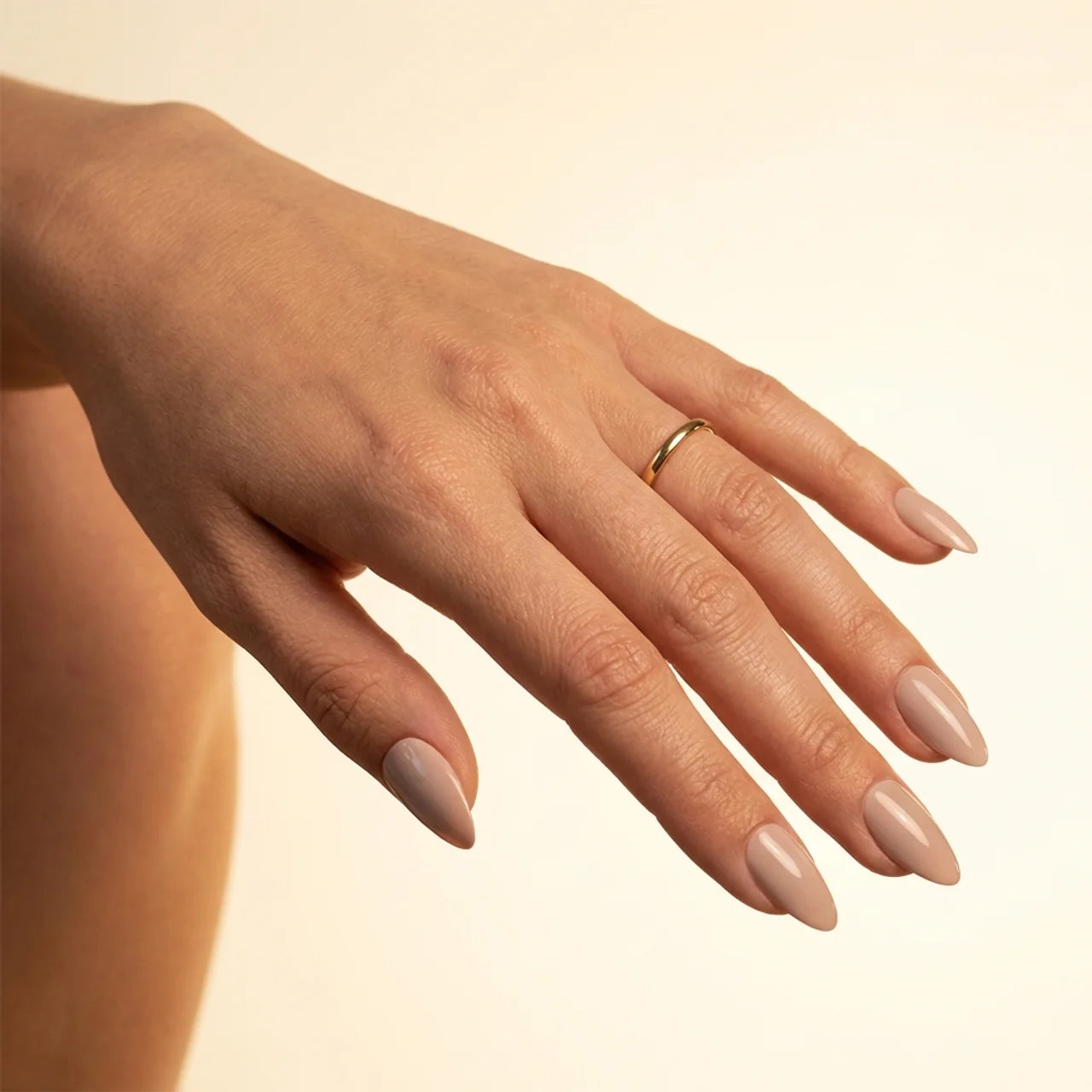 Lin faux ongles amande portés sur main - gel souple réutilisable