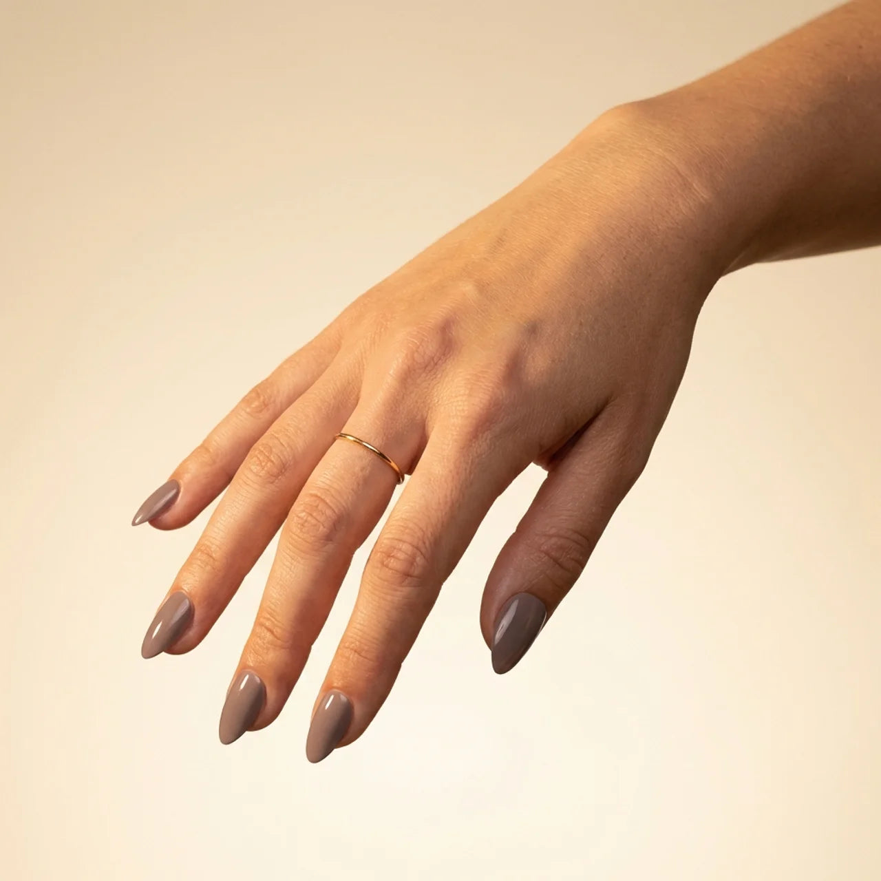 Violetta faux ongles amande portés sur main - gel souple réutilisable