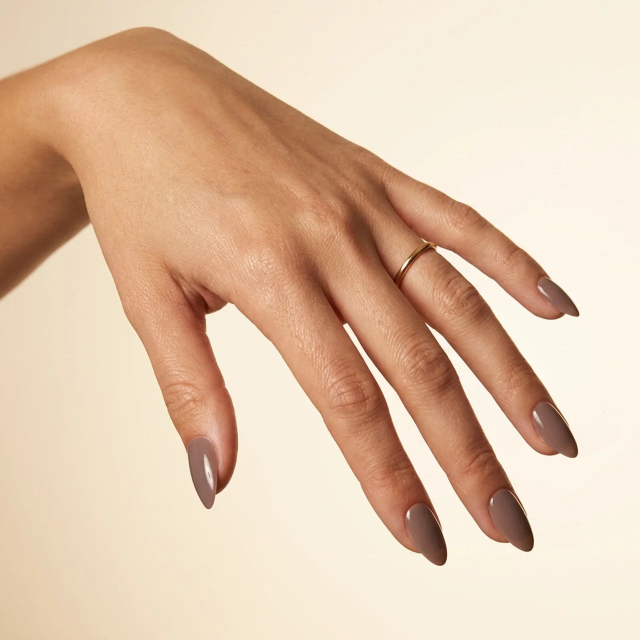 Violetta press on nails amande court - vue de profil