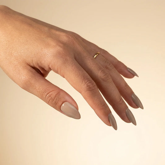 Sahara - faux ongles beige et marron amande court glossy en gel souple | Glow Nails