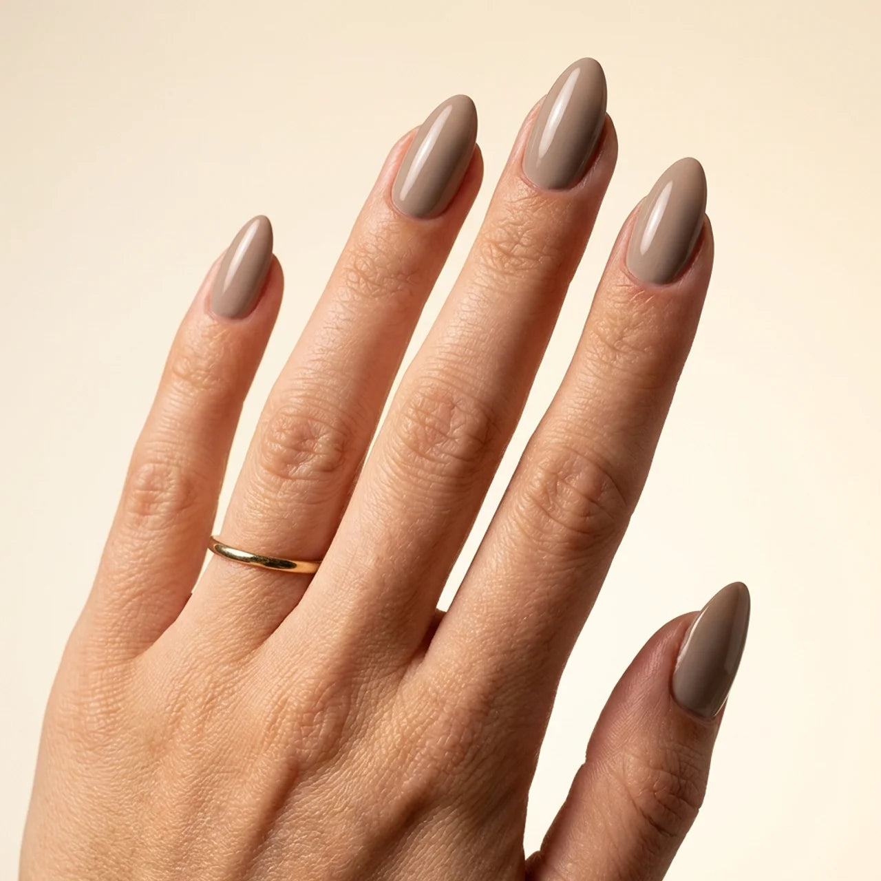Sahara faux ongles amande portés sur main - gel souple réutilisable