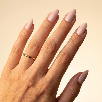 Dodo faux ongles amande portés sur main - gel souple réutilisable