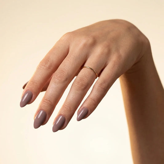 Oslo - faux ongles marron amande court glossy en gel souple | Glow Nails