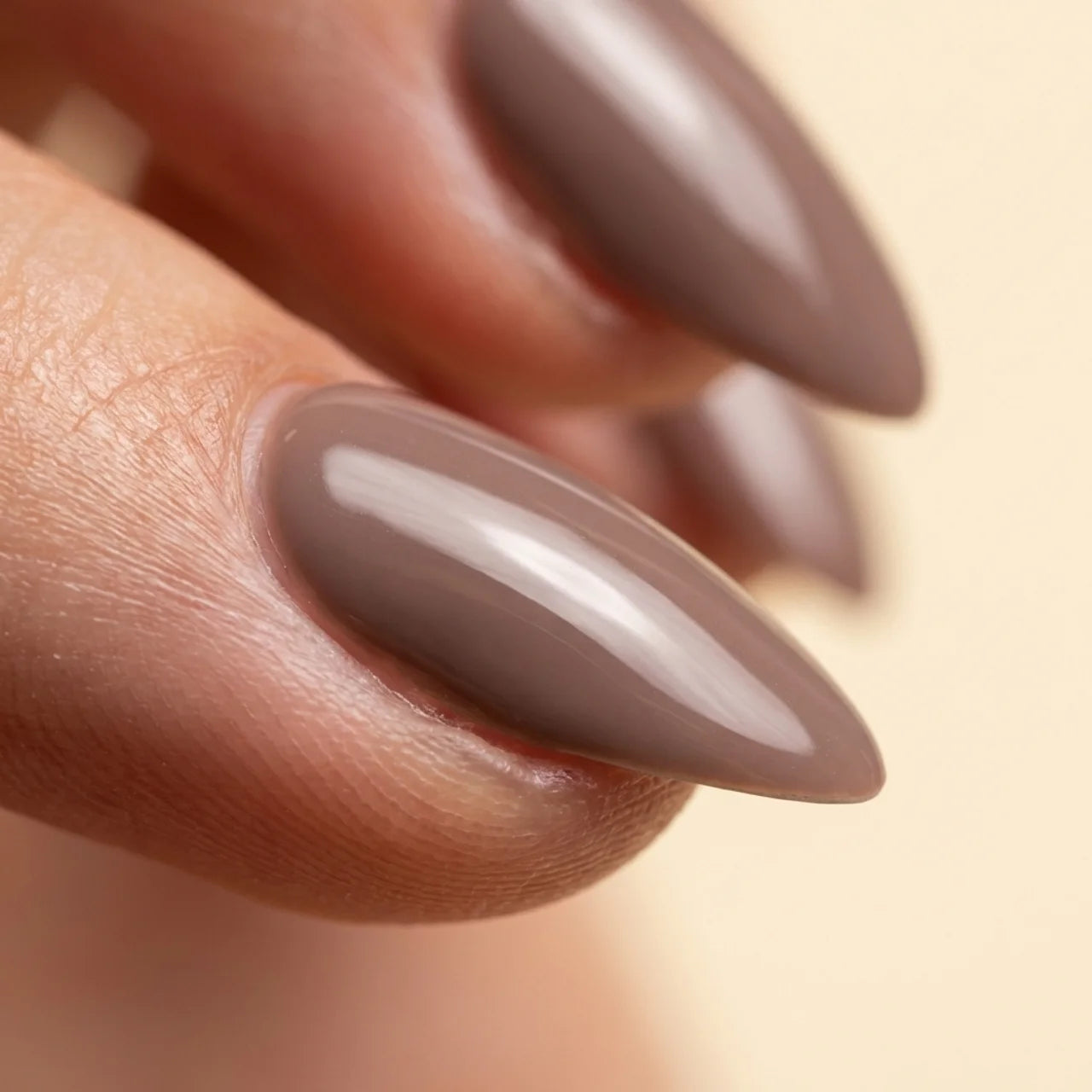 Oslo faux ongles amande portés sur main - gel souple réutilisable