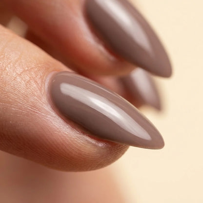 Oslo faux ongles amande portés sur main - gel souple réutilisable