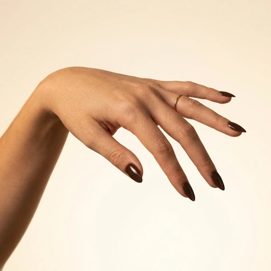 Bogota - faux ongles marron amande court glossy en gel souple | Glow Nails