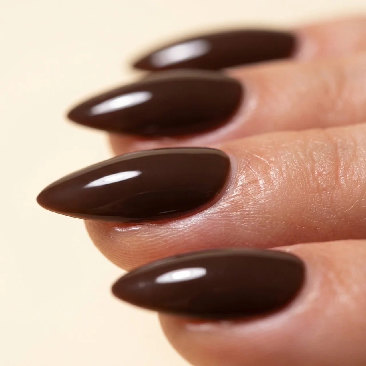 Bogota faux ongles amande portés sur main - gel souple réutilisable