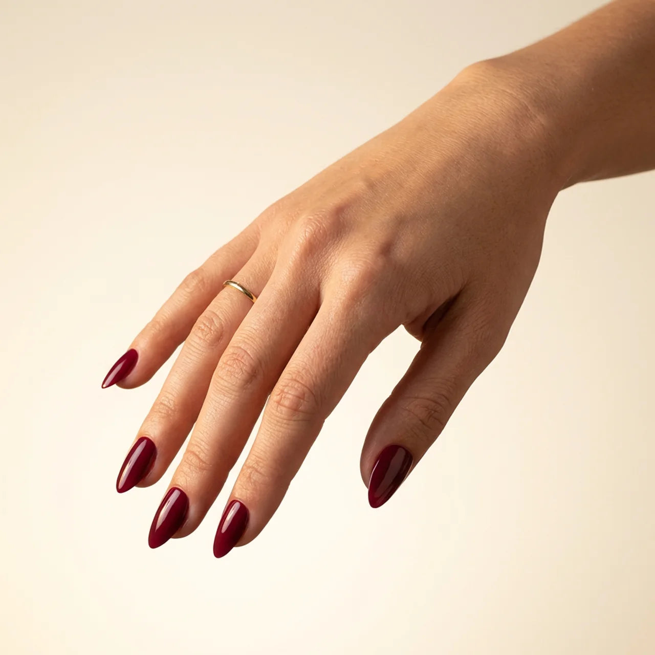 Berry faux ongles amande portés sur main - gel souple réutilisable
