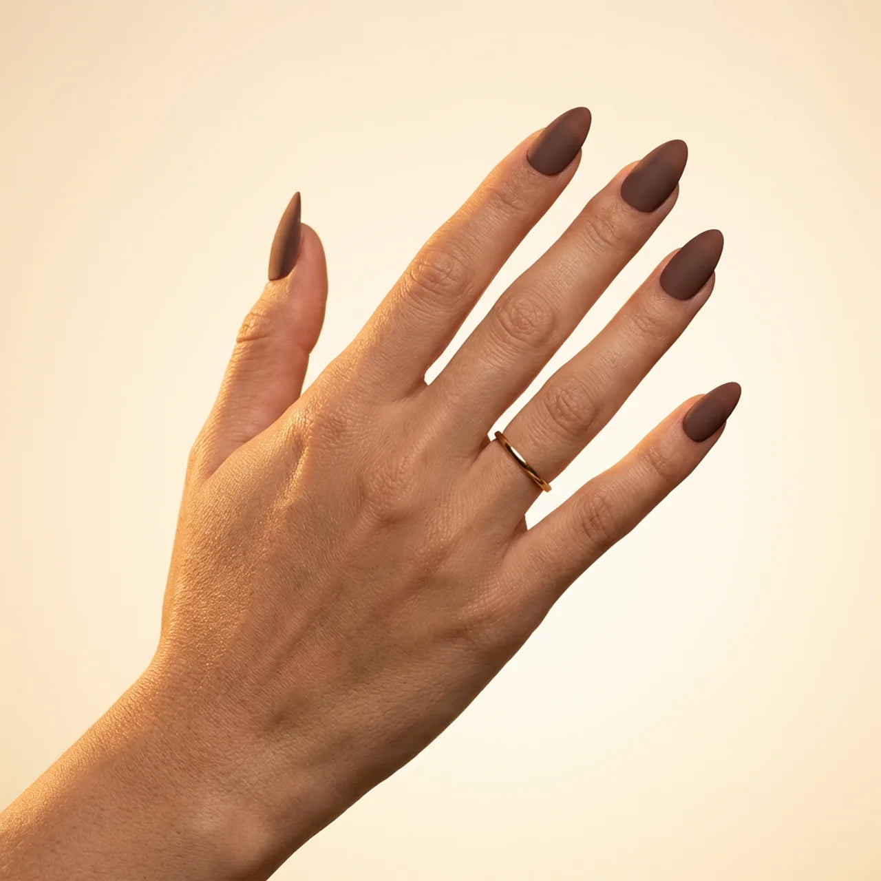 Olvidate - faux ongles marron amande long glossy en gel souple | Glow Nails