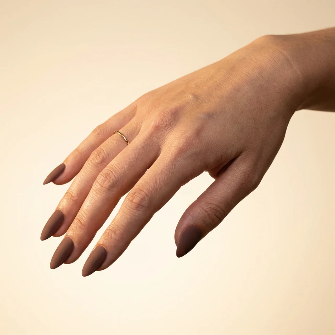 Olvidate faux ongles amande portés sur main - gel souple réutilisable