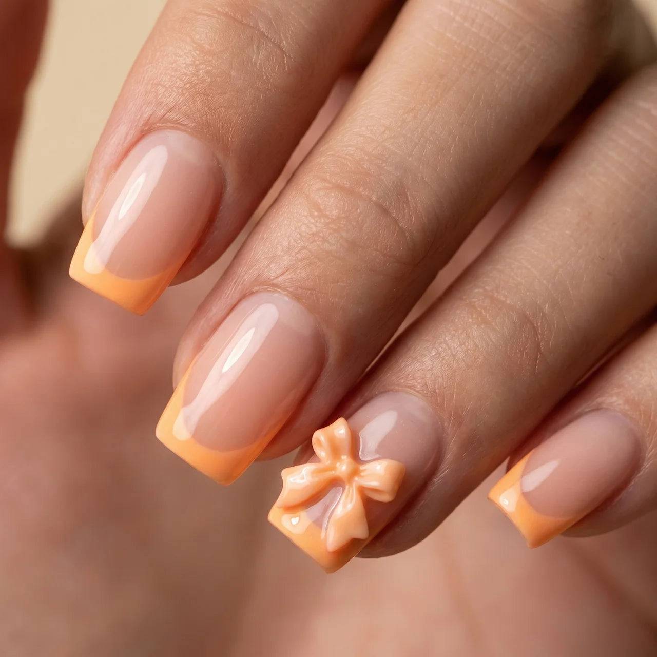 Peach faux ongles french carré portés sur main - gel souple réutilisable