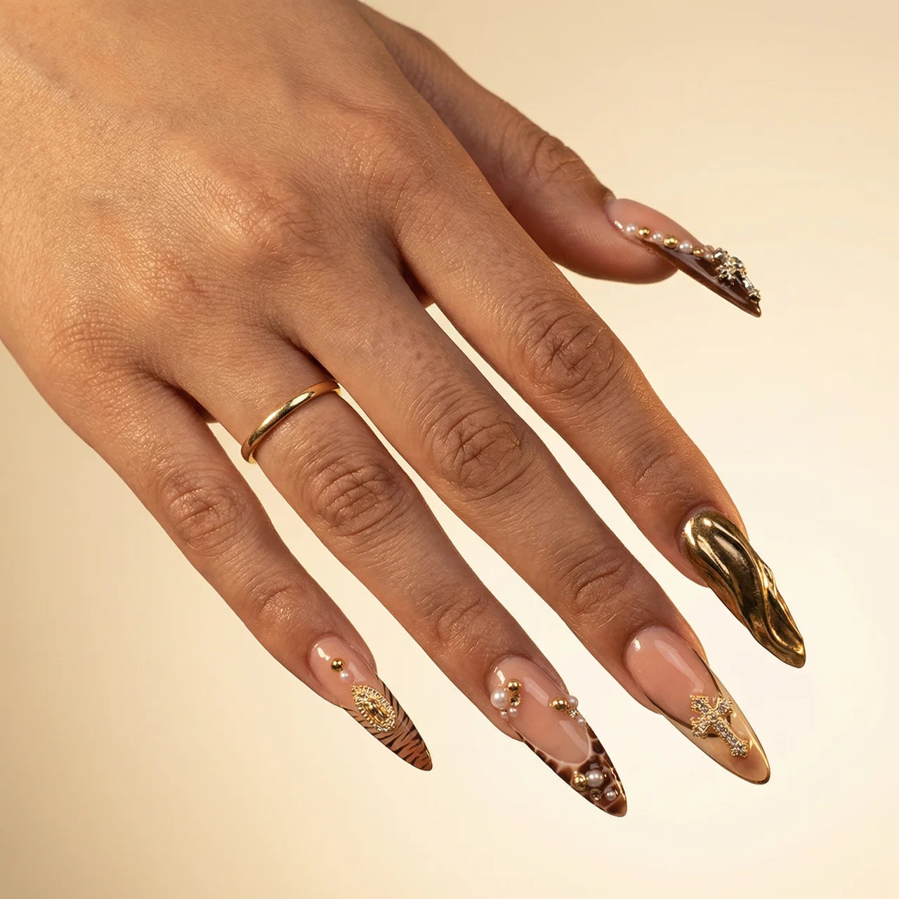 Cardi - faux ongles doré et marron amande extra long en gel souple | Glow Nails