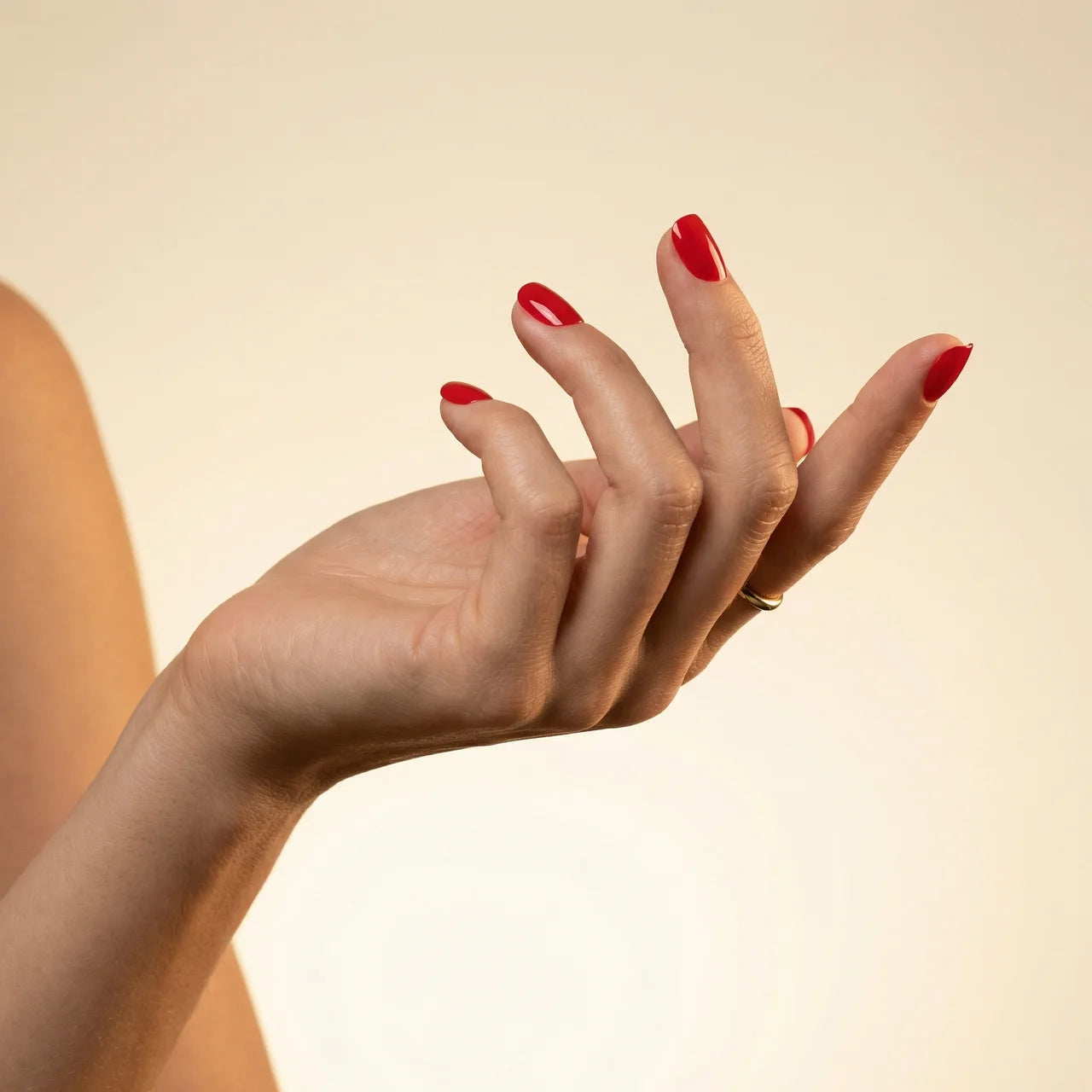 You faux ongles carré portés sur main - gel souple réutilisable