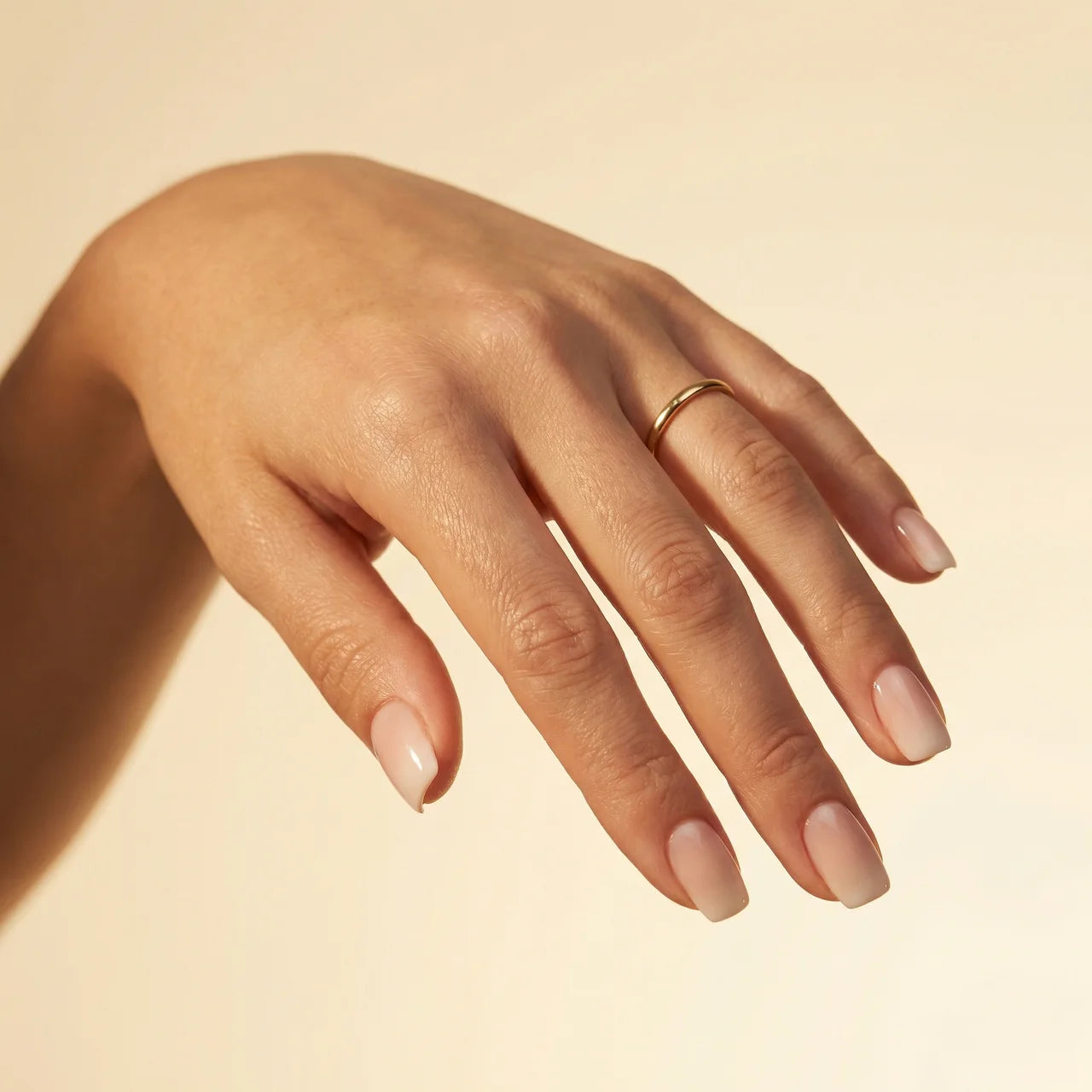 Mini Boomer - faux ongles french beige et blanc carré court en gel souple | Glow Nails