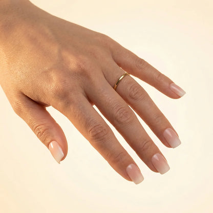 Mini Boomer faux ongles french carré portés sur main - gel souple réutilisable