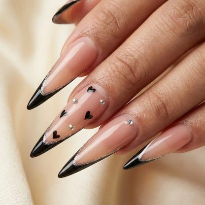 Queen faux ongles french stiletto portés sur main - gel souple réutilisable