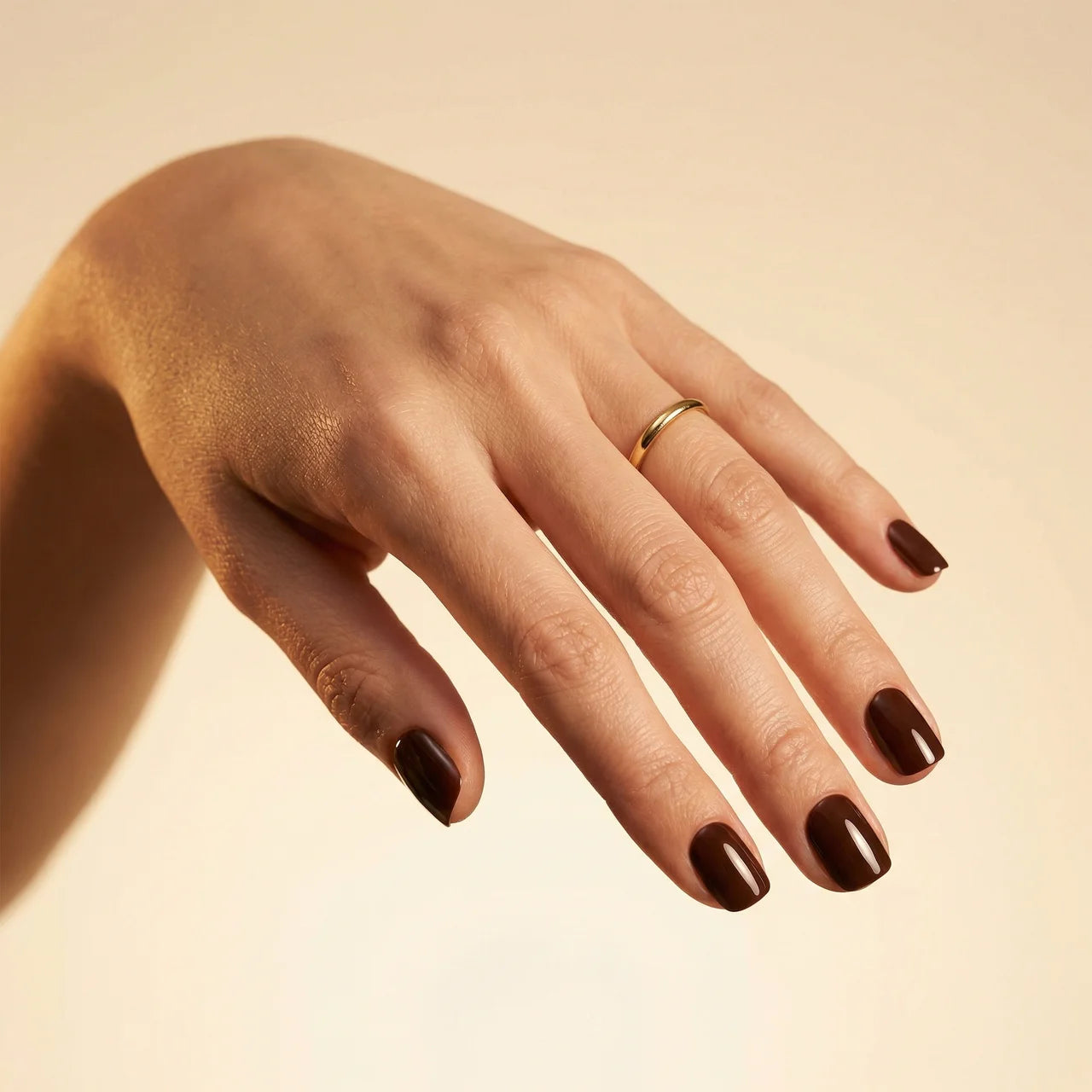 Nut faux ongles carré portés sur main - gel souple réutilisable