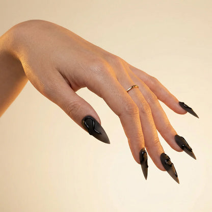Smoke faux ongles stiletto portés sur main - gel souple réutilisable