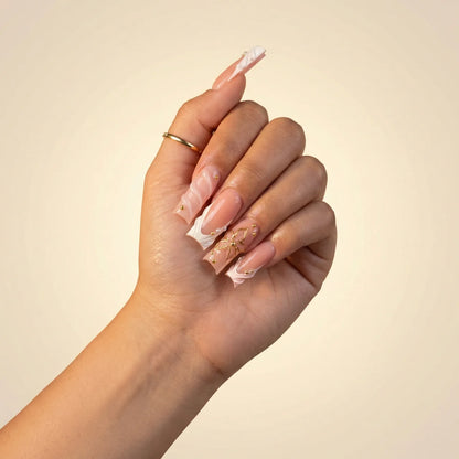 Date faux ongles french carré portés sur main - gel souple réutilisable