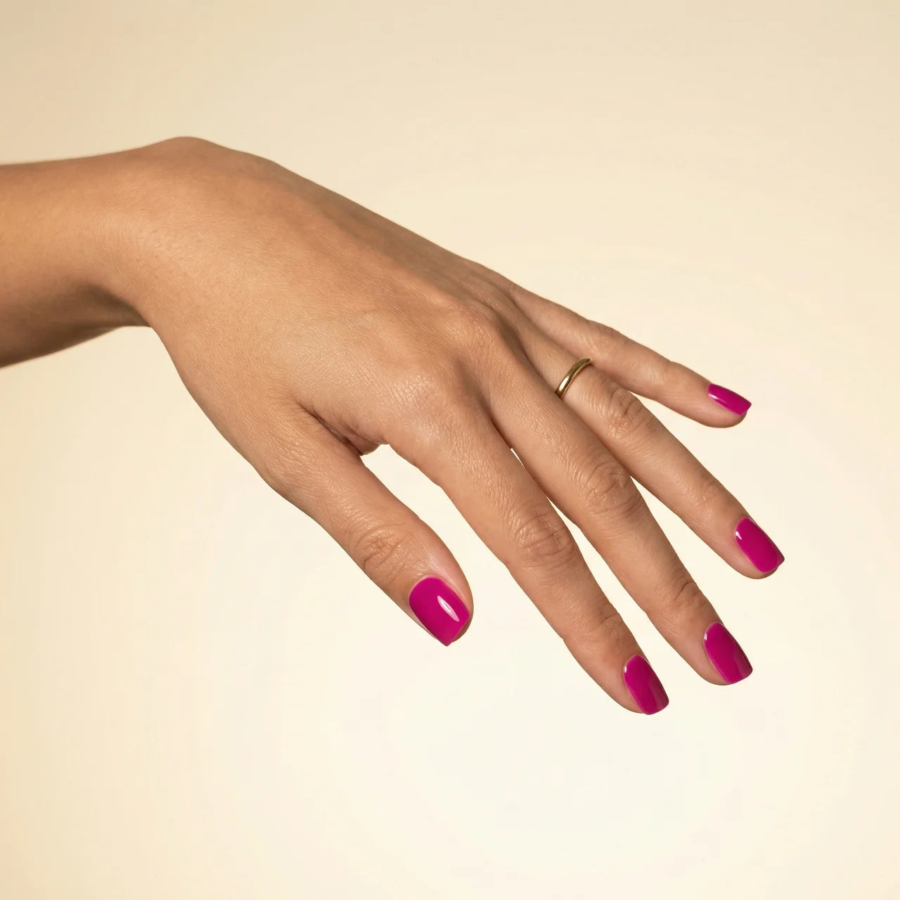 Stabilo faux ongles carré portés sur main - gel souple réutilisable
