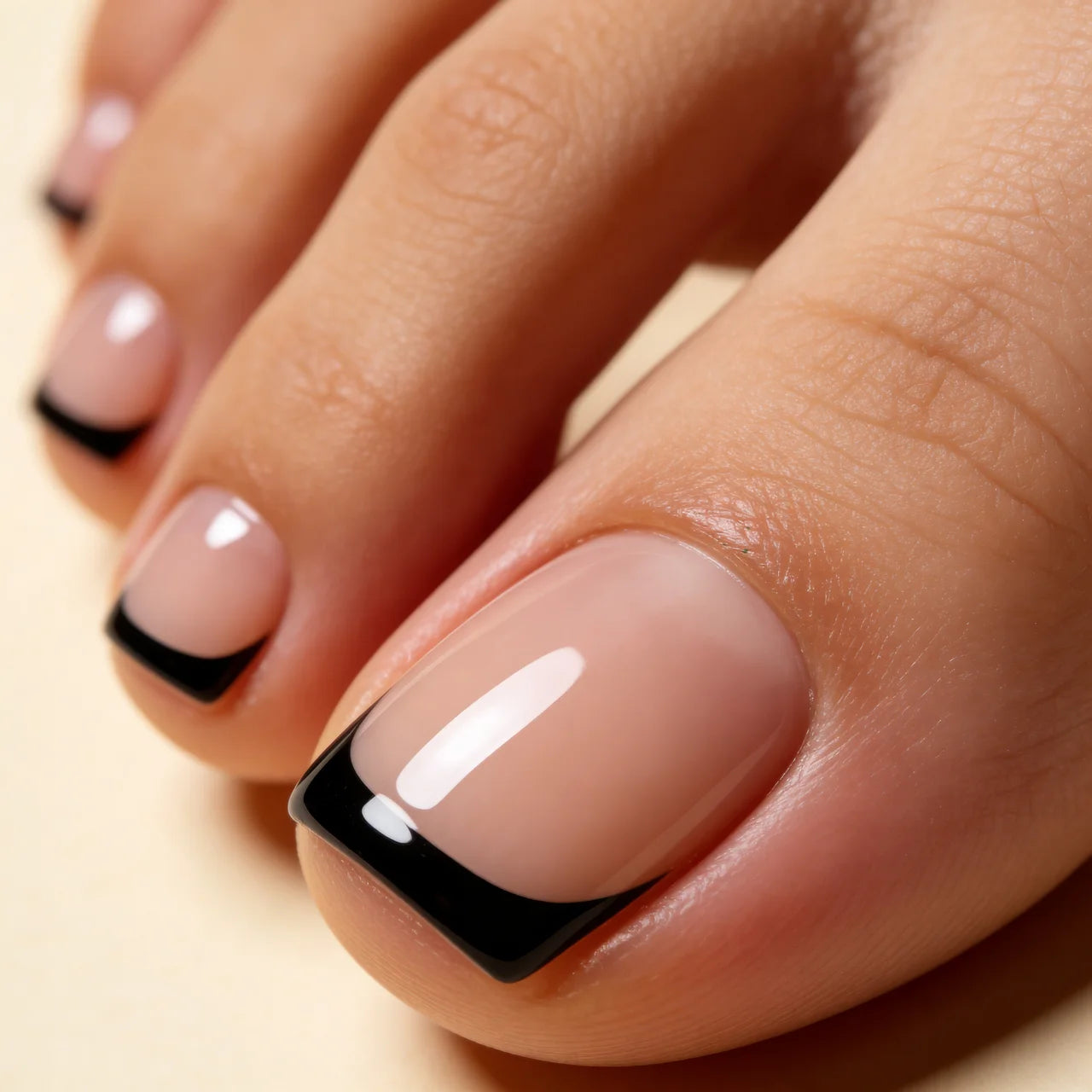 Subtil Black Pieds press on nails pieds - détail design noir
