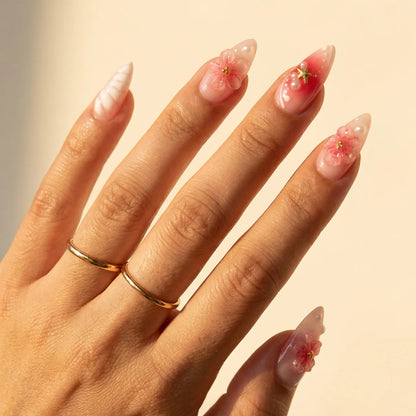 Tropik faux ongles amande portés sur main - gel souple réutilisable