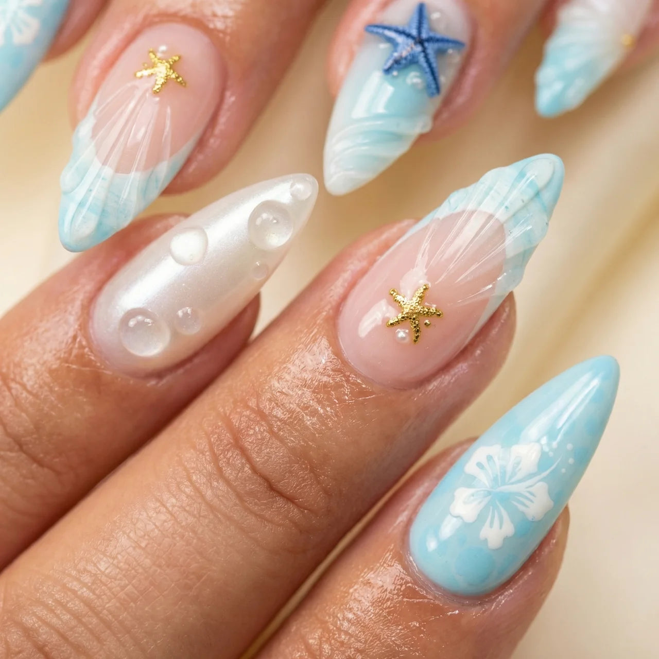 Lagoon faux ongles amande portés sur main - gel souple réutilisable
